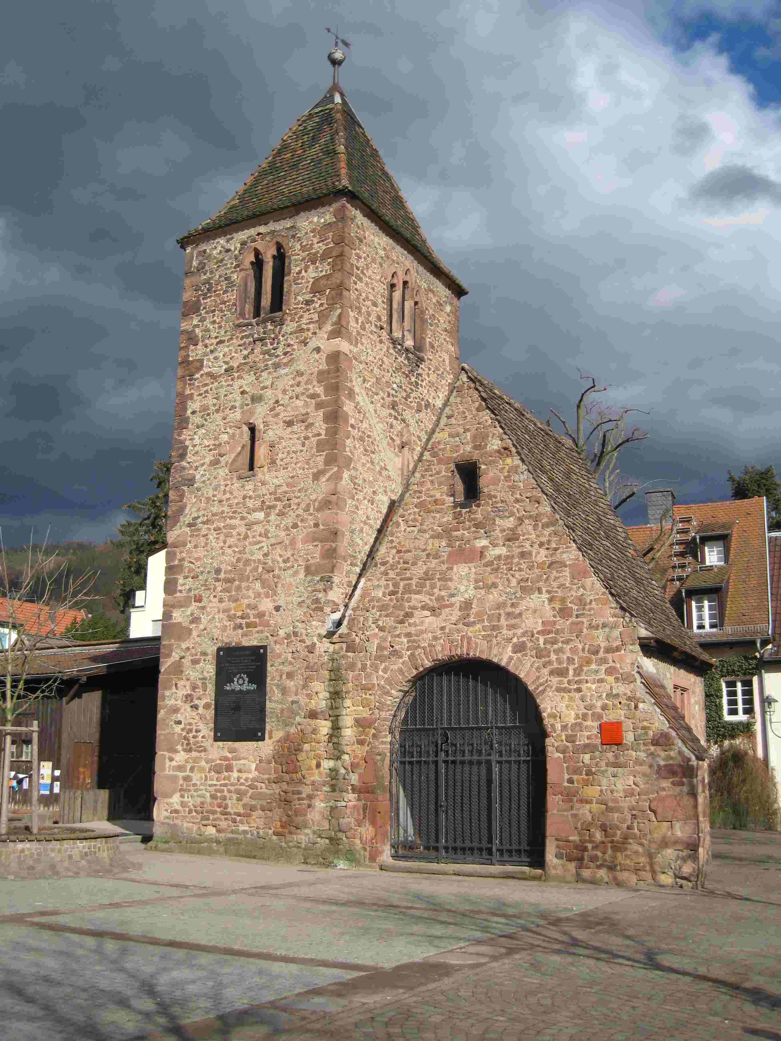 Rest der alten Kirche in Neuenheim