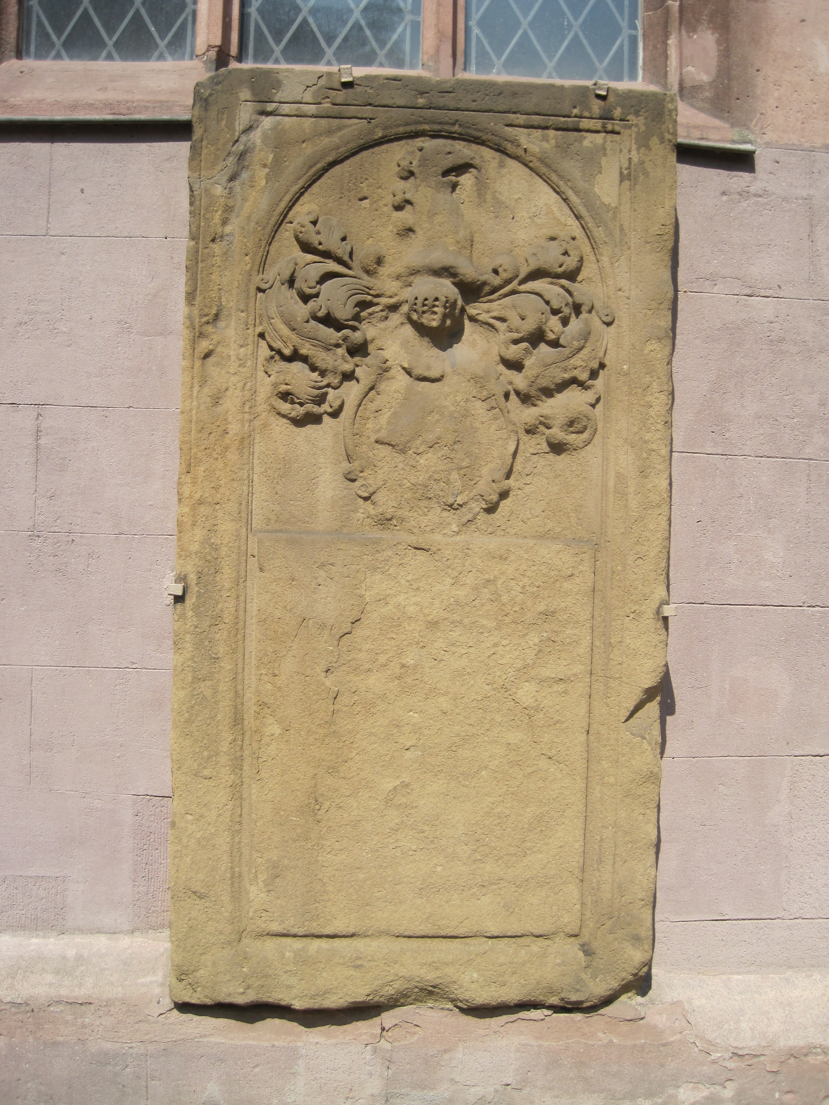 Grabplatte an der Südwand der Peterskirche